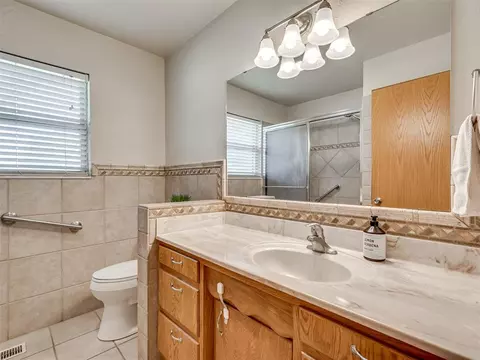 Bath - 406 S Pine St, Crescent, OK 73028 photo 3 of 4