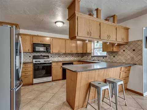 Kitchen - 406 S Pine St, Crescent, OK 73028 photo 2 of 5