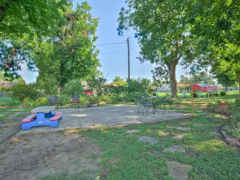 Exterior - 406 S Pine St, Crescent, OK 73028 photo 5 of 10