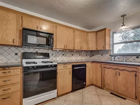 Kitchen - 406 S Pine St, Crescent, OK 73028 photo 3 of 5