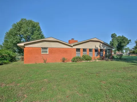 Exterior - 406 S Pine St, Crescent, OK 73028 photo 3 of 10