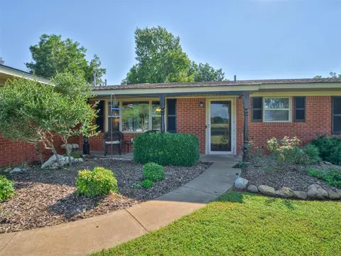 Exterior - 406 S Pine St, Crescent, OK 73028 photo 2 of 10