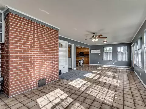 Living - 406 S Pine St, Crescent, OK 73028 photo 6 of 6