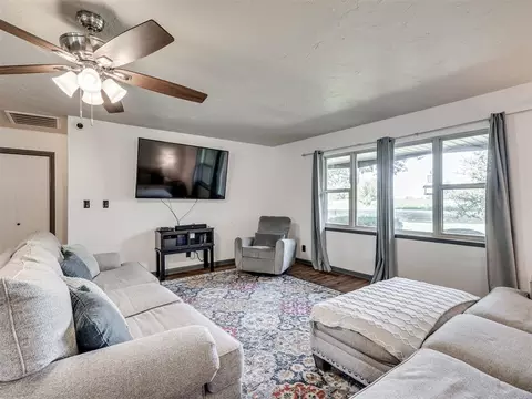 Living - 406 S Pine St, Crescent, OK 73028 photo 2 of 6