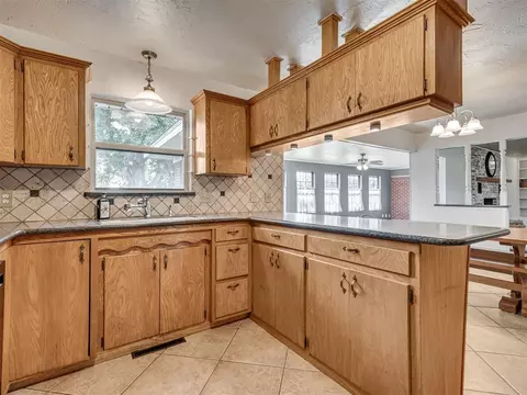 Kitchen - 406 S Pine St, Crescent, OK 73028 photo 5 of 5