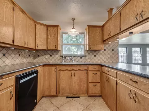 Kitchen - 406 S Pine St, Crescent, OK 73028 photo 4 of 5