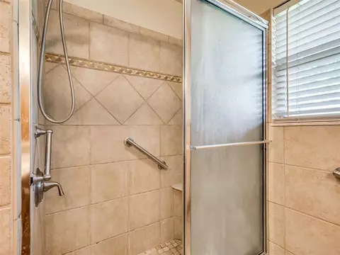 Bath - 406 S Pine St, Crescent, OK 73028 photo 4 of 4
