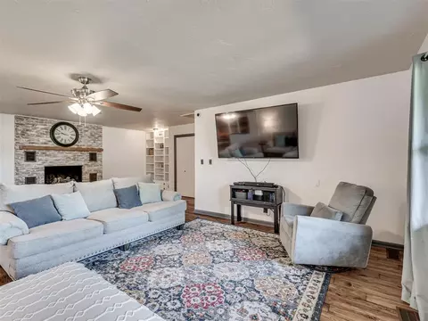 Living - 406 S Pine St, Crescent, OK 73028 photo 3 of 6