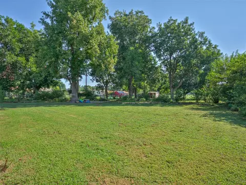 Exterior - 406 S Pine St, Crescent, OK 73028 photo 4 of 10
