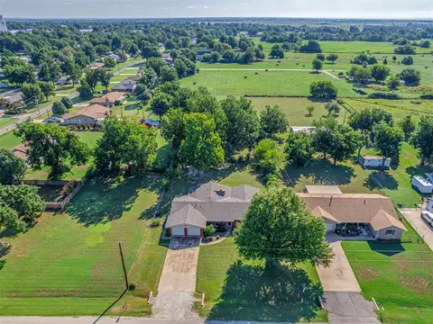 View/Area - 406 S Pine St, Crescent, OK 73028 photo 1 of 5