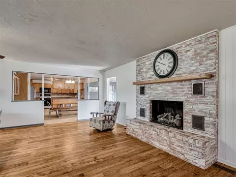 Living - 406 S Pine St, Crescent, OK 73028 photo 5 of 6