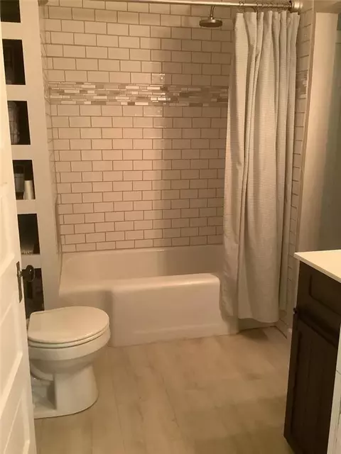 Bath - 1219 E Oklahoma Ave, Guthrie, OK 73044 photo 1 of 1