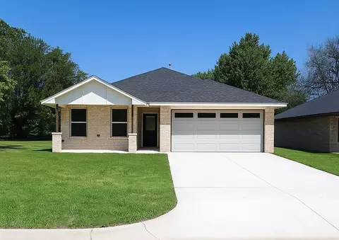 10305 Saint Patrick Dr, Midwest City, OK 73130