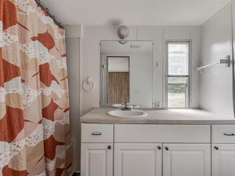 Bath - 21236 SE 129th St, Mcloud, OK 74851 photo 1 of 2