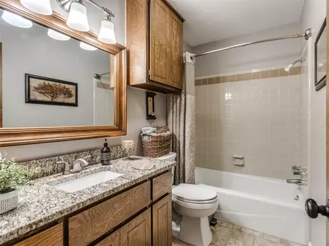 Bath - 804 Ash Ct, Norman, OK 73072 photo 5 of 7