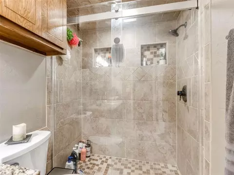 Bath - 804 Ash Ct, Norman, OK 73072 photo 2 of 7