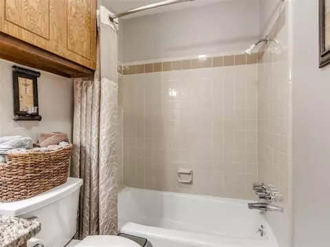 Bath - 804 Ash Ct, Norman, OK 73072 photo 6 of 7