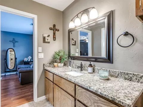 Bath - 804 Ash Ct, Norman, OK 73072 photo 3 of 7