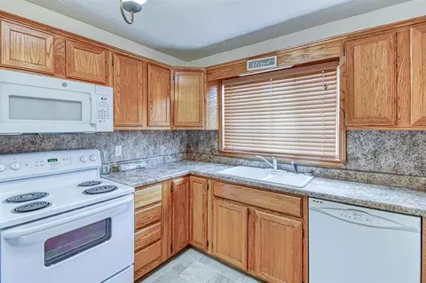 Kitchen - 19 Circle Dr, Chickasha, OK 73018 photo 2 of 2