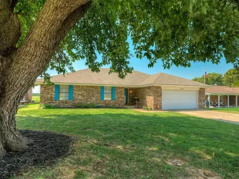 706 Oak Creek Dr, Yukon, OK 73099