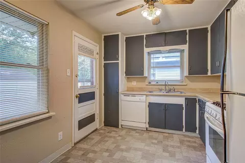 Kitchen - 806 Denison Dr, Norman, OK 73069 photo 1 of 7