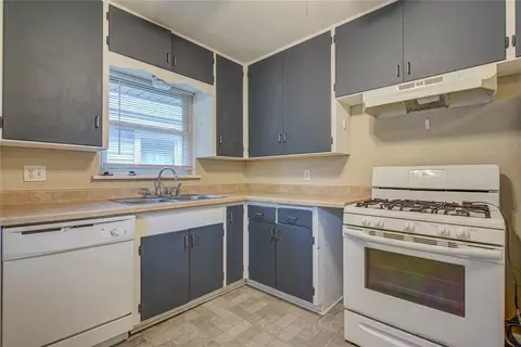 Kitchen - 806 Denison Dr, Norman, OK 73069 photo 6 of 7