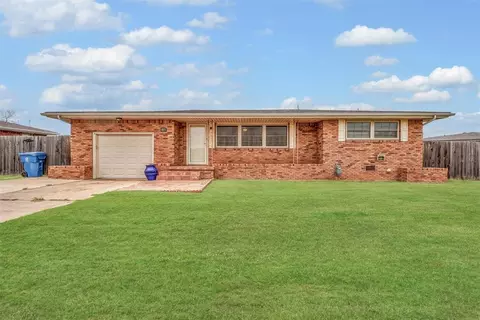 813 S Magnolia St, Cordell, OK 73632