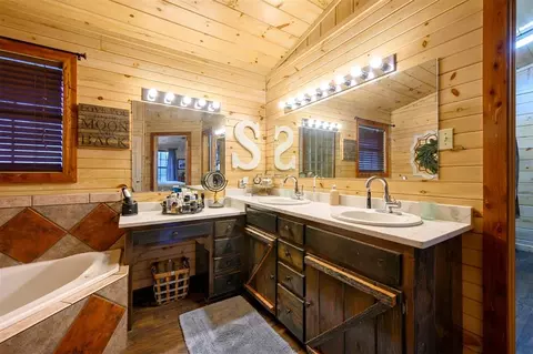 Bath - 263 Orca Rd, Broken Bow, OK 74728 photo 3 of 3