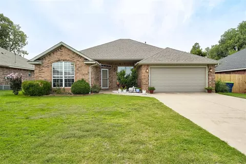 720 E Linden Ln, Mustang, OK 73064
