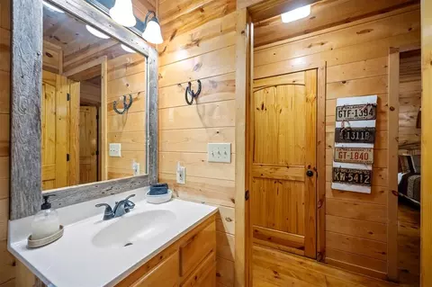 Bath - 320 Orca Rd, Broken Bow, OK 74728 photo 2 of 5