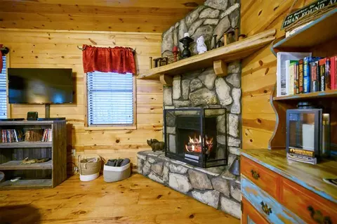 Living - 320 Orca Rd, Broken Bow, OK 74728 photo 5 of 7