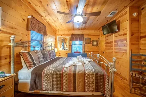 Bedroom - 320 Orca Rd, Broken Bow, OK 74728 photo 4 of 7