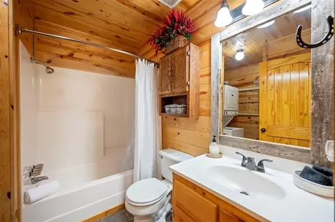 Bath - 320 Orca Rd, Broken Bow, OK 74728 photo 1 of 5