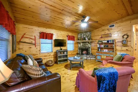 Living - 320 Orca Rd, Broken Bow, OK 74728 photo 2 of 7