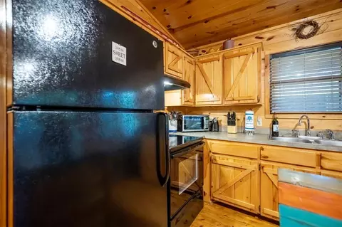 Kitchen - 320 Orca Rd, Broken Bow, OK 74728 photo 4 of 5