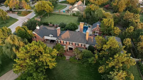 7304 Nichols Rd, Nichols Hills, OK 73120