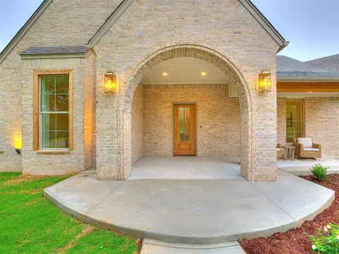 833 Whispering Trails Dr, Tuttle, OK 73089 photo 2