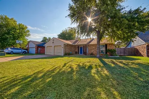 301 Bluegrass Ln, Edmond, OK 73003