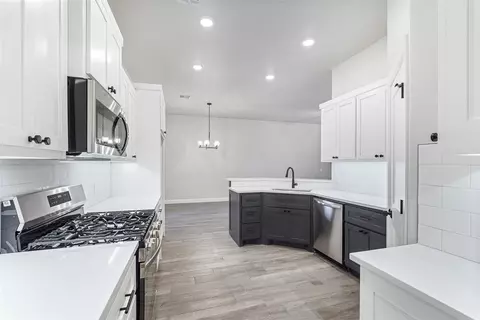 Kitchen - 1216 Colonial Ave, Tuttle, OK 73089 photo 2 of 4