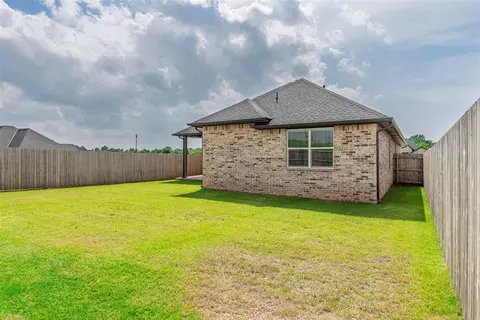 Exterior - 1216 Colonial Ave, Tuttle, OK 73089 photo 5 of 6