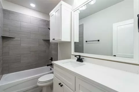 Bath - 1216 Colonial Ave, Tuttle, OK 73089 photo 5 of 5