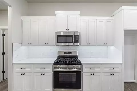 Kitchen - 1216 Colonial Ave, Tuttle, OK 73089 photo 3 of 4