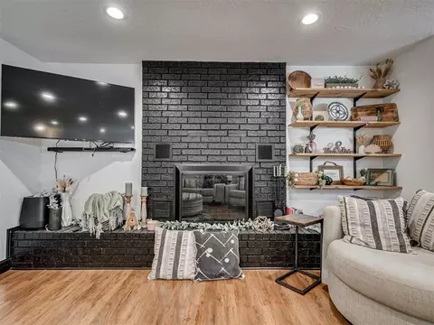 Living - 106 Oakleaf St, Mcloud, OK 74851 photo 3 of 4