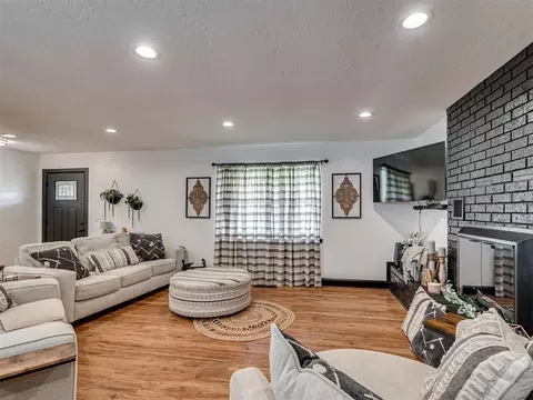 Living - 106 Oakleaf St, Mcloud, OK 74851 photo 4 of 4