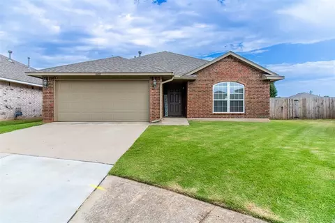 600 SW 38th Pl, Moore, OK 73160