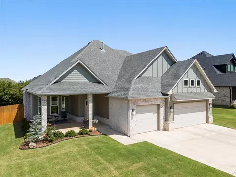 10608 Blue Creek Dr, Yukon, OK 73099