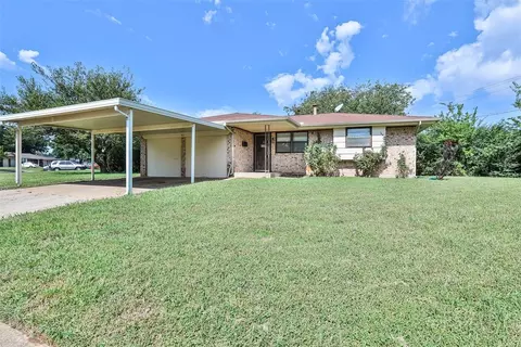 765 Camelot Dr, Moore, OK 73160