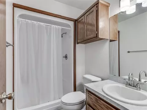 Bath - 4601 Skyhawk Dr, Noble, OK 73068 photo 4 of 4