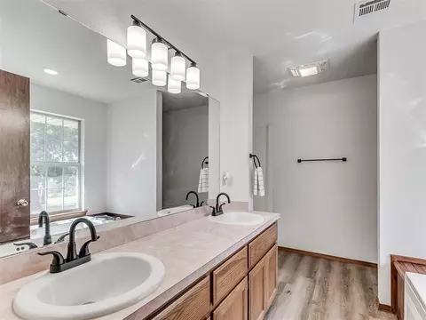 Bath - 4601 Skyhawk Dr, Noble, OK 73068 photo 1 of 4