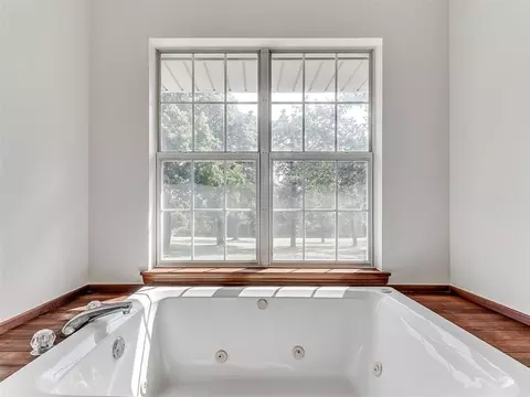 Bath - 4601 Skyhawk Dr, Noble, OK 73068 photo 2 of 4